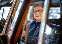 Landeshauptfrau Johanna Mikl-Leitner am Steuer des Mercedes 600 Pullman.