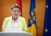„Wir starten am 1. Mai mit der Insolvenzstiftung Kika/Leiner“, so Arbeitsmarkt-Landesrätin Susanne Rosenkranz.