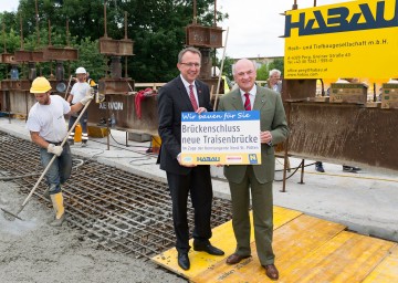 Landeshauptmann Dr. Erwin Pröll und Bürgermeister Mag. Matthias Stadler: Brückenschluss für neue Traisenbrücke in St. Pölten.