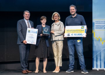 NÖ Innovationspreis 2026 im Haus der Digitalisierung – der Karl Ritter von Ghega-Gesamtpreis, geht an die ENSEMO GmbH (v.l.): WKNÖ-Präsident Wolfgang Ecker, ENSEMO-Gründerin Birgit Mitter, Landeshauptfrau Johanna Mikl-Leitner und ENSEMO-Gründer Nikolaus Pfaffenbichler.