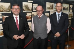 (v.l.n.r.) Landesrat Ludwig Schleritzko, Ralph Andraschek-Holzer (Ausstellungskurator), Roman Zehetmayer (Abteilungsleiter NÖ Landesarchiv & NÖ Landesbibliothek)