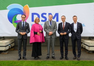 Bei der Neu-Eröffnung der Firmenzentrale von DSM Austria in Getzersdorf (von links): Dimitri de Vreeze (Co-CEO Royal DSM), Landeshauptfrau Johanna Mikl-Leitner, Thomas Leysen (Chair Supervisory Board DSM), Botschafter Aldrik Gierveld und Ivo Landsbergen (President DSM Animal Nutrition and Health).