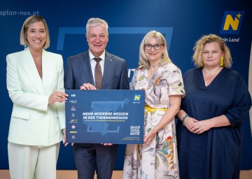 Im Bild von links nach rechts: Primaria Birgit Grünberger, Landesrat Anton Kasser, Geschäftsführerin Gesundheit Thermenregion GmbH Dr. Silvia Bodi und Dr. Elisabeth Bräutigam, Vorständin der Landesgesundheitsagentur Niederösterreich 