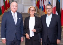Von links nach rechts: Der Philosoph Peter Sloterdijk, der Göttweiger Abt Patrick Schöder, der Premierminister von Moldau Dorin Recean, Bundeskanzler Christian Stocker, Landeshauptfrau Johanna Mikl-Leitner, der Premierminister von Bulgarien Rossen Jeliazkov, der Präsident des Europa-Forums Michael Linhart, der ehemalige deutsche Vizekanzler Sigmar Gabriel sowie Andreas Schaal von der OECD.