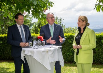 Bundesminister Norbert Totschnig, LH-Stellvertreter Stephan Pernkopf und Landesrätin Susanne Rosenkranz informierten bei der Pressekonferenz in Maria Taferl über die Ergebnisse der Referentenkonferenz.