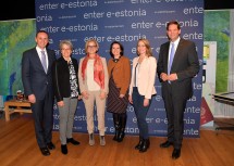 Im e-Estonia-Showroom, einem Demonstrationsraum für Besuchergruppen, in dem die estnische Regierung die Digitalisierung ihres Landes erklärt. Im Bild von links nach rechts: ecoplus-Geschäftsführer Jochen Danninger, Wirtschaftslandesrätin Petra Bohuslav, Landeshauptfrau Johanna Mikl-Leitner, Botschafterin Doris Danler, e–Estonia showroom Managing Director Anna Piperal, Lukas Mandl