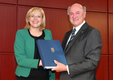 Die EU-Kommissarin für Regionalpolitik Corina Cretu und Landeshauptmann Dr. Erwin Pröll bei der Übergabe der Unterschriften.
