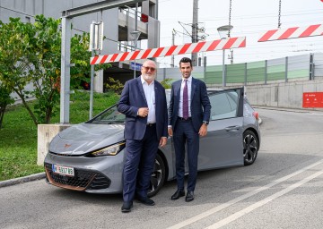 ÖBB CEO Andreas Matthä und LH-Stellvertreter Udo Landbauer informieren über das digitale Zufahrtssystem bei Park&Ride-Anlagen.