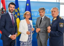 Beim Landessicherheitsrat: Landeshauptfrau Johanna Mikl-Leitner und LH-Stellvertreter Udo Landbauer im Gespräch mit Landespolizeidirektor Franz Popp (1. v. r.) und Roland Scherscher, Leiter des Landesamts für Staatschutz und Extremismusbekämpfung NÖ.
