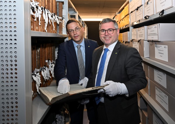 Landesrat Ludwig Schleritzko und Archivdirektor Dr. Roman Zehetmayer