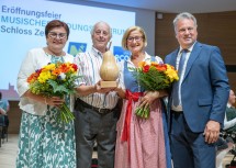 Im Bild von links nach rechts: Bürgermeisterin Michaela Hinterholzer, Franz Brandstetter mit Kunstwerk, Landeshauptfrau Johanna Mikl-Leitner und Bürgermeister Friedrich Pallinger
