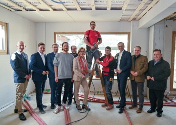 v.l. ecoplus Prokurist Claus Zeppelzauer, Abg. z. NR Lukas Brandweiner, Andreas Talamas, Prokurist Hartl Haus, Bauherr Raphael Garschall, Yves Suter, Geschäftsführer Hartl Haus, Landeshauptfrau Johanna Mikl-Leitner, Mitarbeiter Hartl Haus, ecoplus Aufsichtsratsvorsitzender Jochen Danninger, Erwin Nechwatal, Prokurist Hartl Haus und Zwettler Bürgermeister Franz Mold