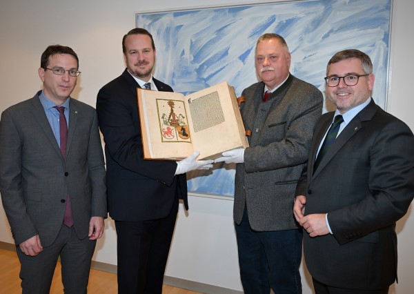 Prof. Alscher übergibt Alscher seinem Nachfolger als Leiter des Fachbereichs Mag. Matthias Németh das „Missale Pataviense“