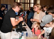 Landeshauptfrau Johanna Mikl-Leitner beim Stationenrundgang beim Forschungsfest Niederösterreich im Palais Niederösterreich