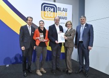 Der GEM2GO Blau-Gelb Award in der Kategorie bis 3.000 Einwohnerinnen und Einwohner ging an die Marktgemeinde Hochneunkirchen-Gschaidt. Im Bild u.a. Landeshauptfrau Johanna Mikl-Leitner mit Bürgermeister Thomas Heissenberger, flankiert von den gemdat NÖ Geschäftsführern Markus Wollner (li.) und Leopold Kitir (re.)