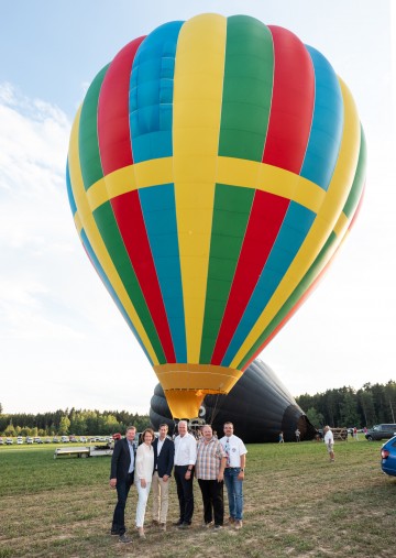 Landesrätin Christiane Teschl-Hofmeister bei der Eröffnung der Heißluftballon-WM in Groß Siegharts. Mit LR Gottfried Waldhäusl, LH-Stellvertreter Franz Schnabl, Bürgermeister Gerald Matzinger, Organisator Christoph Freisl.