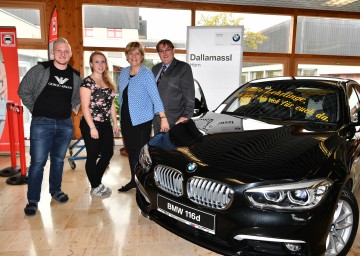 Im Bild von links nach rechts: Philipp Figl, Julia Kreuzer (beide Schüler der LBS Eggenburg), Landesrätin Mag. Barbara Schwarz und Direktor Christian Bauer freuen sich über den neuen BMW