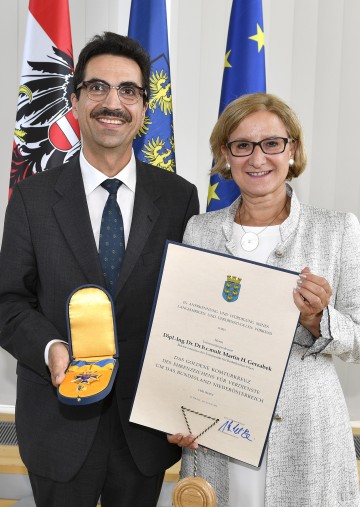 Universitätsprofessor Martin Gerzabek und Landeshauptfrau Johanna Mikl-Leitner bei der Überreichung des „Goldenen Komturkreuzes des Ehrenzeichens für Verdienste um das Bundesland Niederösterreich“.