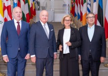 Von links nach rechts: Der bulgarische Premierminister Rossen Jeliazkov, Bundeskanzler Christian Stocker, Landeshauptfrau Johanna Mikl-Leitner und der ehemalige deutsche Vizekanzler Sigmar Gabriel.