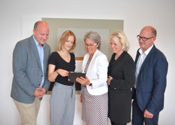 Im Bild von links nach rechts: accent Geschäftsführer Michael Moll, Esther Mirwald, Landesrätin Petra Bohuslav, Astin Malschinger und Josef Farthofer von der Fachhochschule in Wieselburg