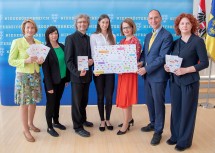 Im Bild von links nach rechts: Barbara Entler (Lehrgangsleiterin Biotechnologie), Tina Frischmann (Lehrgangsleiterin Geschichte und Kultur), Hannes Raffaseder (Lehrgangsleiter Smart World), Talentehaus-Absolventin Viktoria Zach, Landesrätin Christiane Teschl-Hofmeister, Peter Filzmaier (Lehrgangsleiter Medien und Mediennutzung), Sandra Häuplik-Meusburger (Lehrgangsleiterin Weltraum)