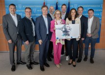 (v.l.n.r.) Michael Wollinger (Geschäftsführer Wienerwald Tourismus), Tom Bauer (Geschäftsführer Waldviertel Tourismus), Michael Duscher (Geschäftsführer Niederösterreich Werbung), Hannes Steinacker (Geschäftsführer Weinviertel Tourismus), Landeshauptfrau Johanna Mikl-Leitner, Lukas Reutterer (Geschäftsführer Haus der Digitalisierung), Mariella Klement-Kapeller (Geschäftsführerin Wiener Alpen Tourismus), Bernhard Schröder (Geschäftsführer Donau Niederösterreich Tourismus) und Andreas Purt (Geschäftsführer Mostviertel Tourismus)