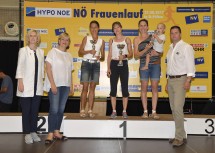 Barbara Baumgartner (Hypo NÖ), Landesrätin Barbara Schwarz und Martin Gabler (Niederösterreichische Versicherung) mit den Siegerinnen des 9,8 km-Laufes: Silvia Ehm (2. Platz, St. Veit/Gölsen), Birgit Huemer (1. Platz, Obergrafendorf) und Diana Judik (3. Platz, Wieselburg)