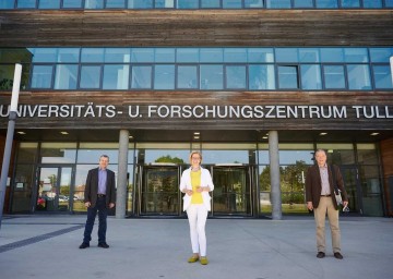 Core Facility Tulln ist ein Best-practice-Beispiel für die Übersetzung von Forschung in die Industrie. Im Bild Univ.-Prof Joseph Strauss, Landeshauptfrau Johanna Mikl-Leitner und Univ.-Prof. Georg Gübitz (v.l.n.r.)