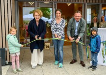 (v.l.n.r.): Valerie, Familien-Landesrätin Christiane Teschl-Hofmeister, Leiterin Romana Eggenberger-Böhm, Bürgermeister Werner Charvat und Basti