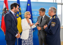 Beim Landessicherheitsrat: Landeshauptfrau Johanna Mikl-Leitner und LH-Stellvertreter Udo Landbauer im Gespräch mit Landespolizeidirektor Franz Popp (1. v. r.) und Roland Scherscher, Leiter des Landesamts für Staatschutz und Extremismusbekämpfung NÖ.