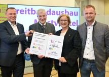 Hartwig Tauber (öGIG), GDA-Obmann Anton Kasser, Landeshauptfrau Johanna Mikl-Leitner und Andreas Schiffermüller (nöGIG) nach der Vertragsunterzeichnung (v.l.n.r.).