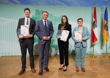 Die Anerkennungspreise gingen an Philipp Haslinger, Bernadette Fina, Sarah Louise Nash und Alice Auersperg (in Abwesenheit). Landesrat Jochen Danninger (2.v.l) gratulierte den Preisträgern. 