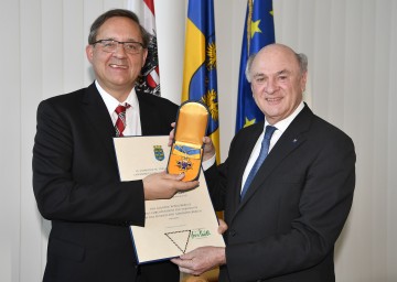 Landeshauptmann Dr. Erwin Pröll überreichte das „Goldene Komturkreuz des Ehrenzeichens für Verdienste um das Bundesland Niederösterreich“ an Prof. Dr. Günther Ofner, Vorstandsdirektor der Flughafen Wien AG.