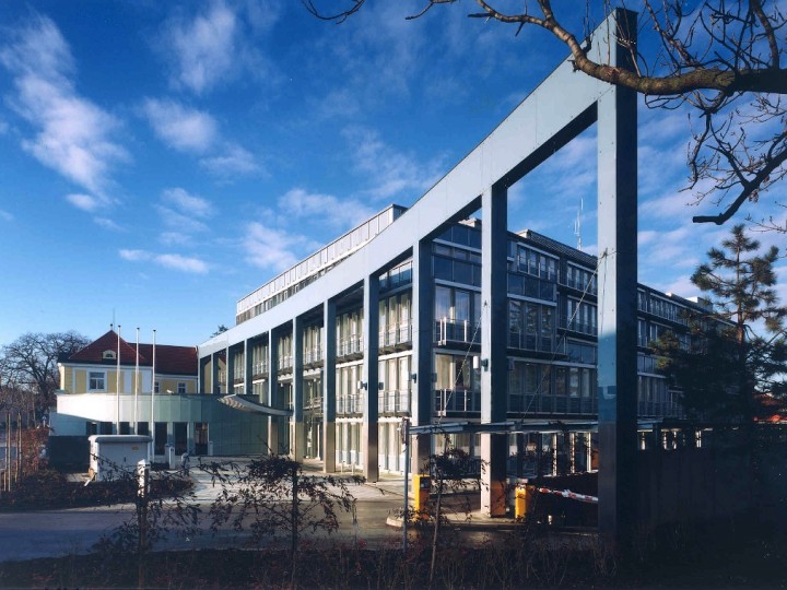 © BHWB Aussensicht der BH Wiener Neustadt