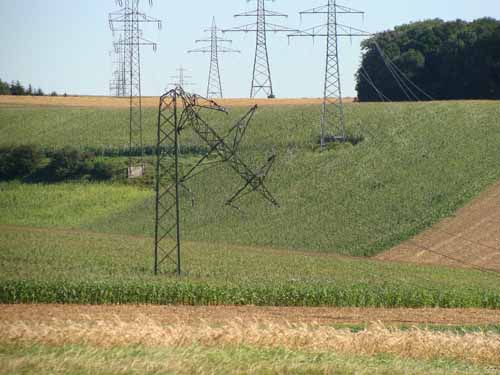 Umgeknickter Hochspannungsmasten nach Sturm