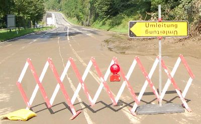 gesperrte Bundesstraße wegen Vermurung - ein gewohntes Bild im Sommer 2009