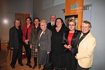Gerhard Mader Von links nach rechts: Isabella Ackerl, Anne Applebaum, Barbara Stelzl-Marx, Ingeborg Schödl, Willibald Rosner, Anita Lackenberger, Tatyana Kursina und Gertrude Langer-Ostrawsky